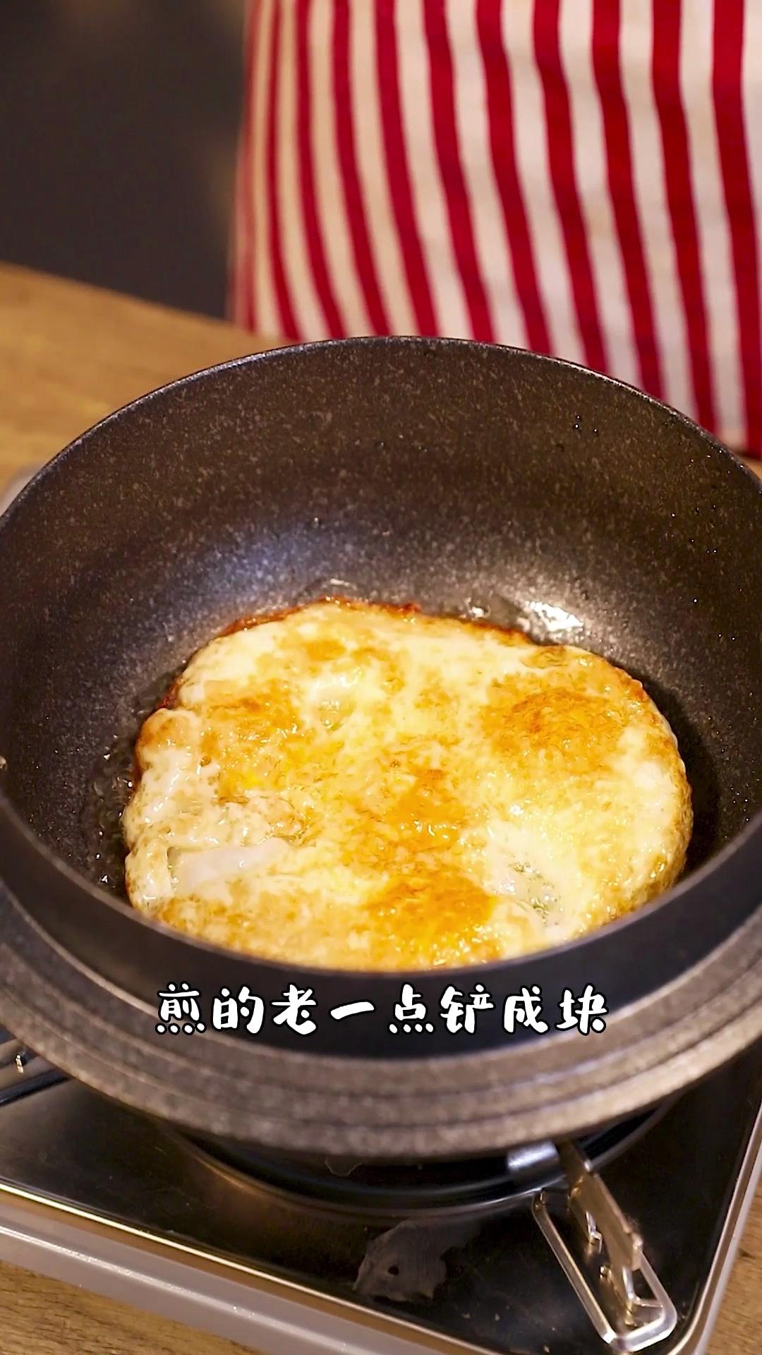 Fry four eggs in hot oil until both sides are