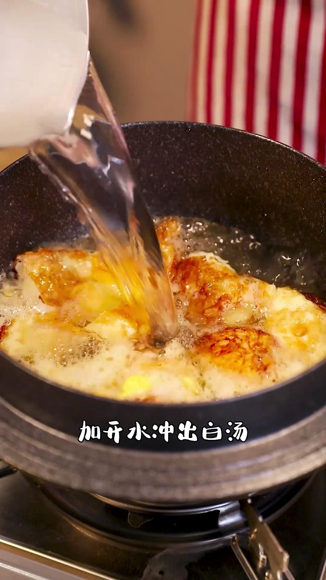Pour boiling water over the eggs - the broth