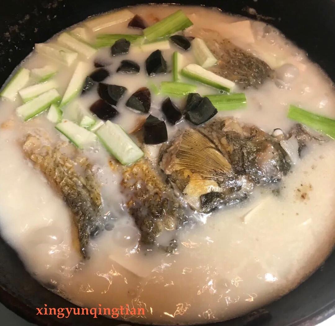 Add the peeled luffa and chopped century egg;