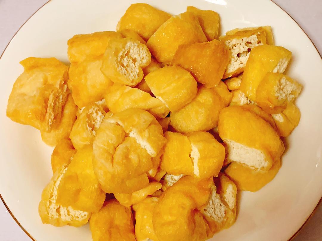 Halve the tofu puffs to open their pockets