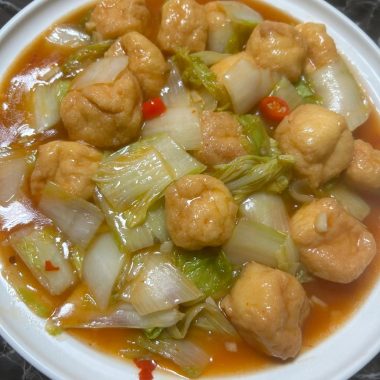 Napa cabbage braised with fried tofu pouches