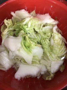 Tear the napa cabbage into pieces by hand, wa