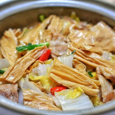 Napa and yuba simmered with pork in a clay pot