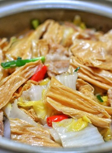 Napa and yuba simmered with pork in a clay pot