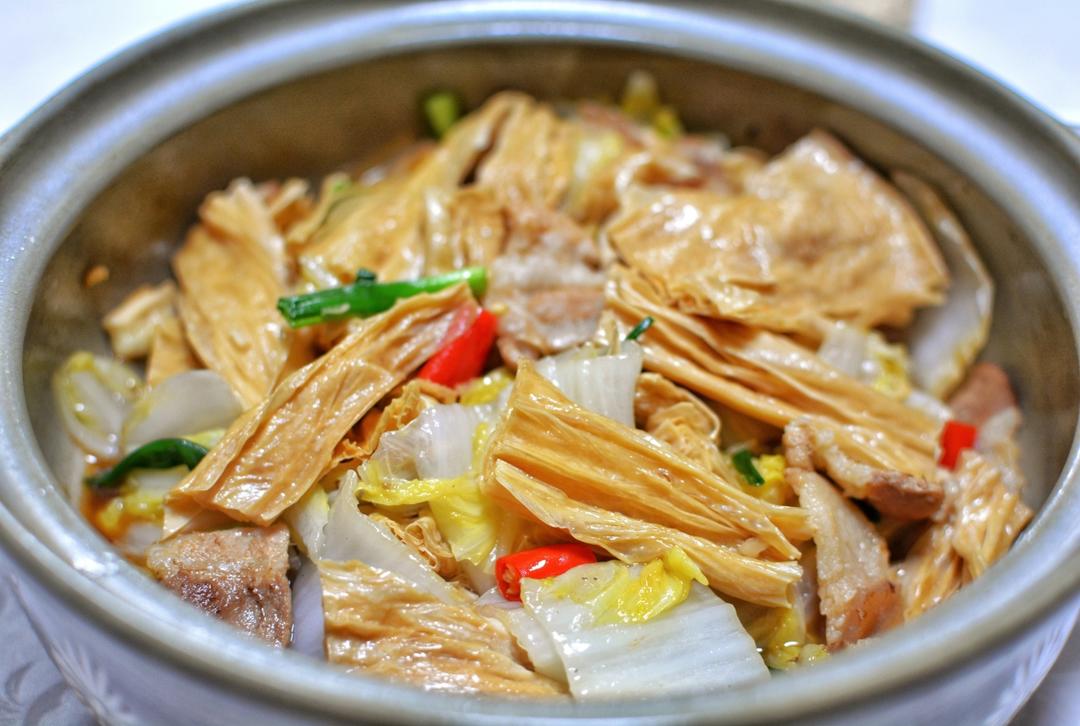 Napa and yuba simmered with pork in a clay pot