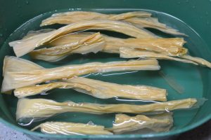This yuba is brittle, so soak the whole stick