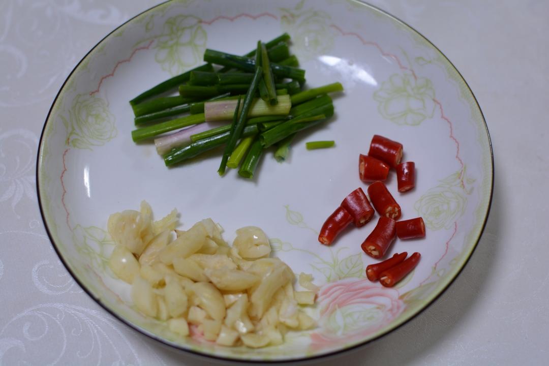 Cut two chilies into rings, smash the garlic,