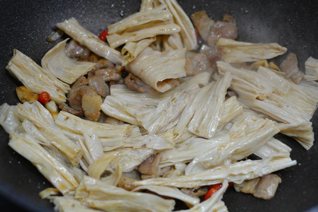Add the yuba and toss 30 seconds