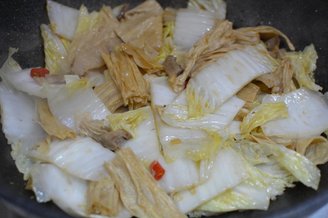Add the napa and toss evenly