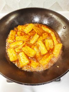 Return the tofu, pour in the glaze, boil over