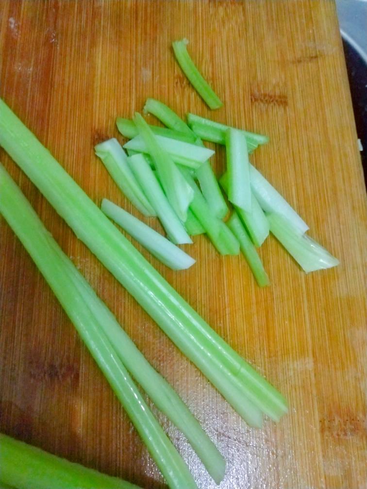 Use regular celery - split very thick stalks