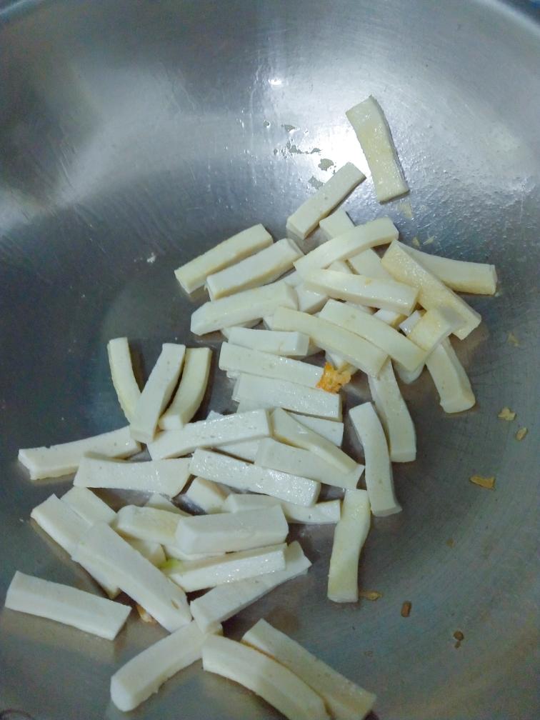 Heat a little oil and sear the qianye until t