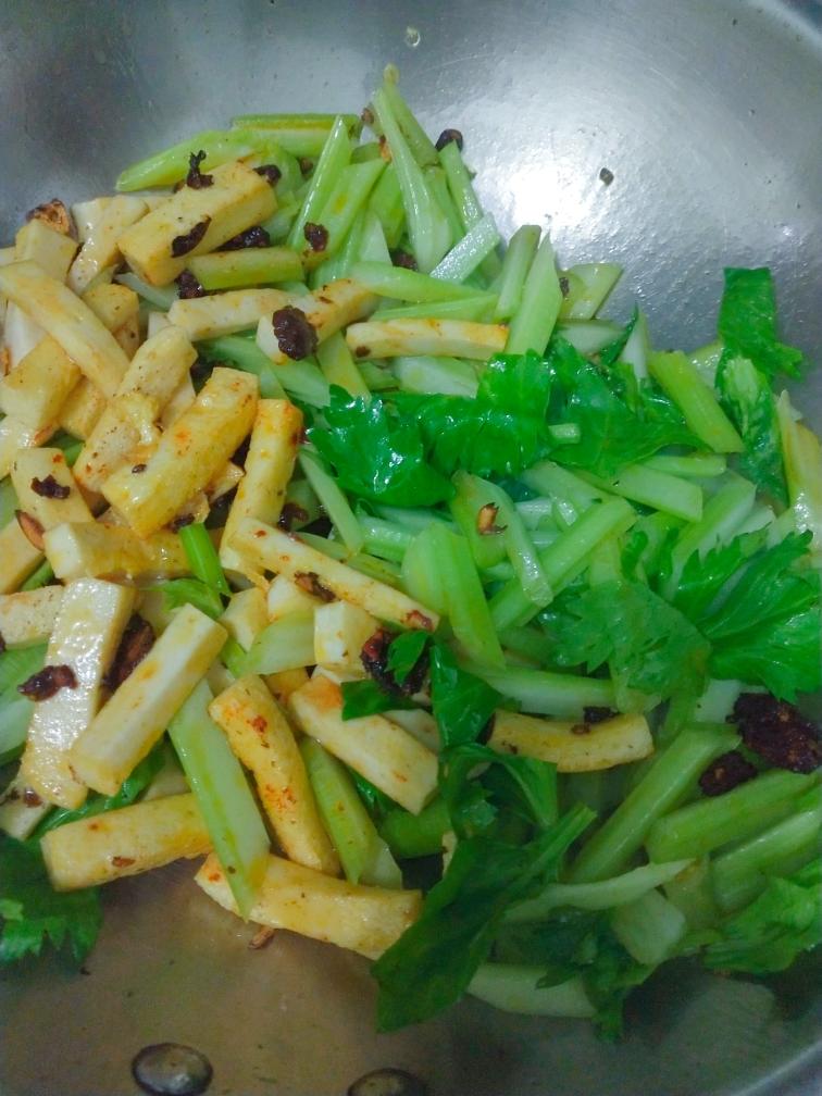 Return the qianye, then add the celery and to