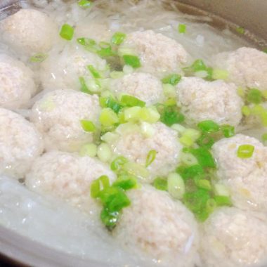 Fine radish shreds and tofu-pork balls in clear broth