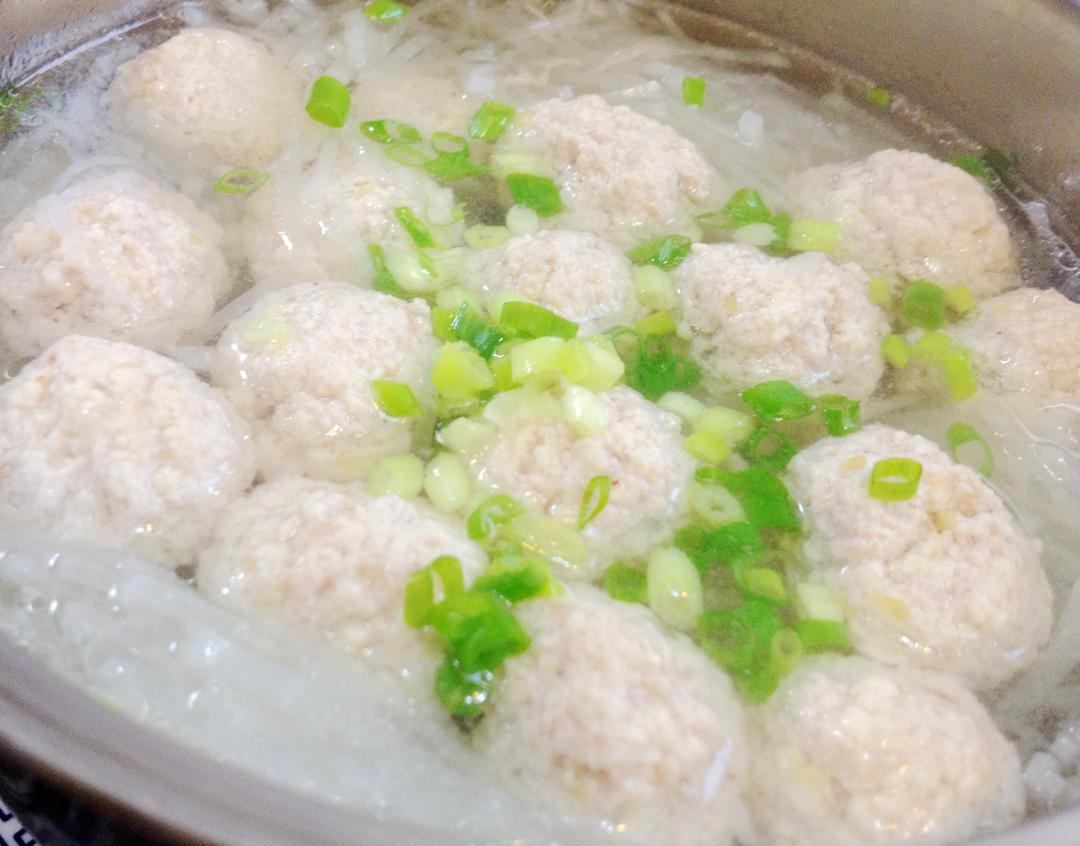 Fine radish shreds and tofu-pork balls in clear broth