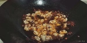 Heat oil and bloom the doubanjiang, sugar, an