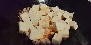 Add the pork dice and break them up in the oi