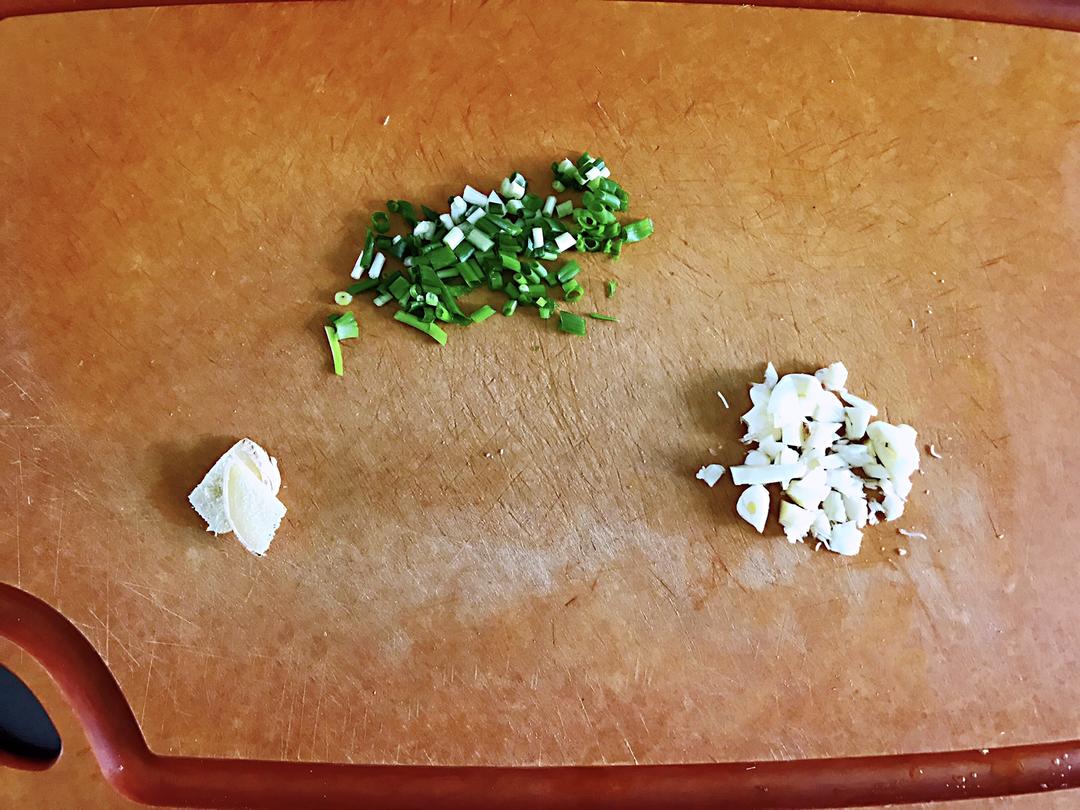 Smash the garlic and mince it; dice the scall