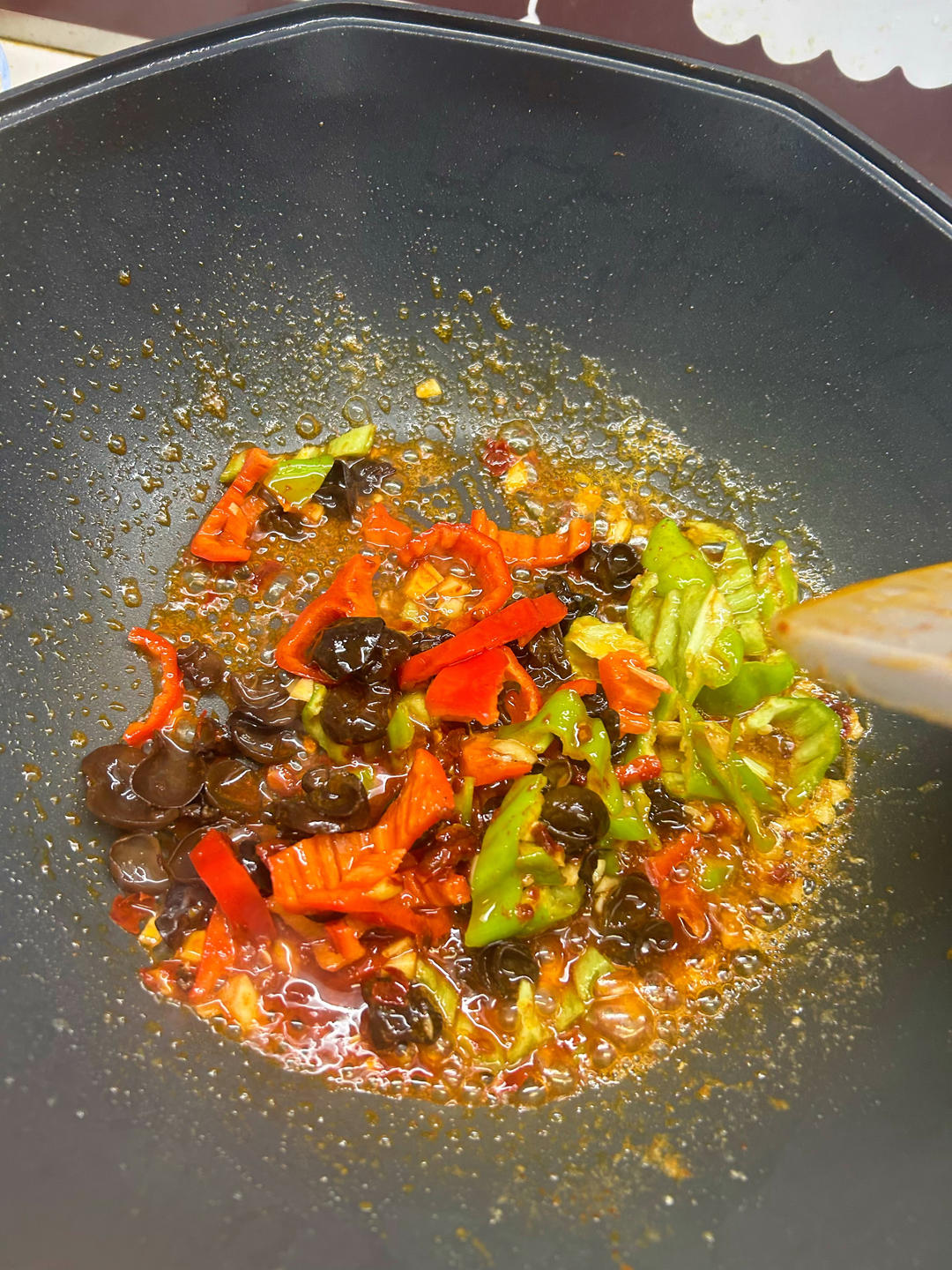 Add the chili and wood-ear, then return the y