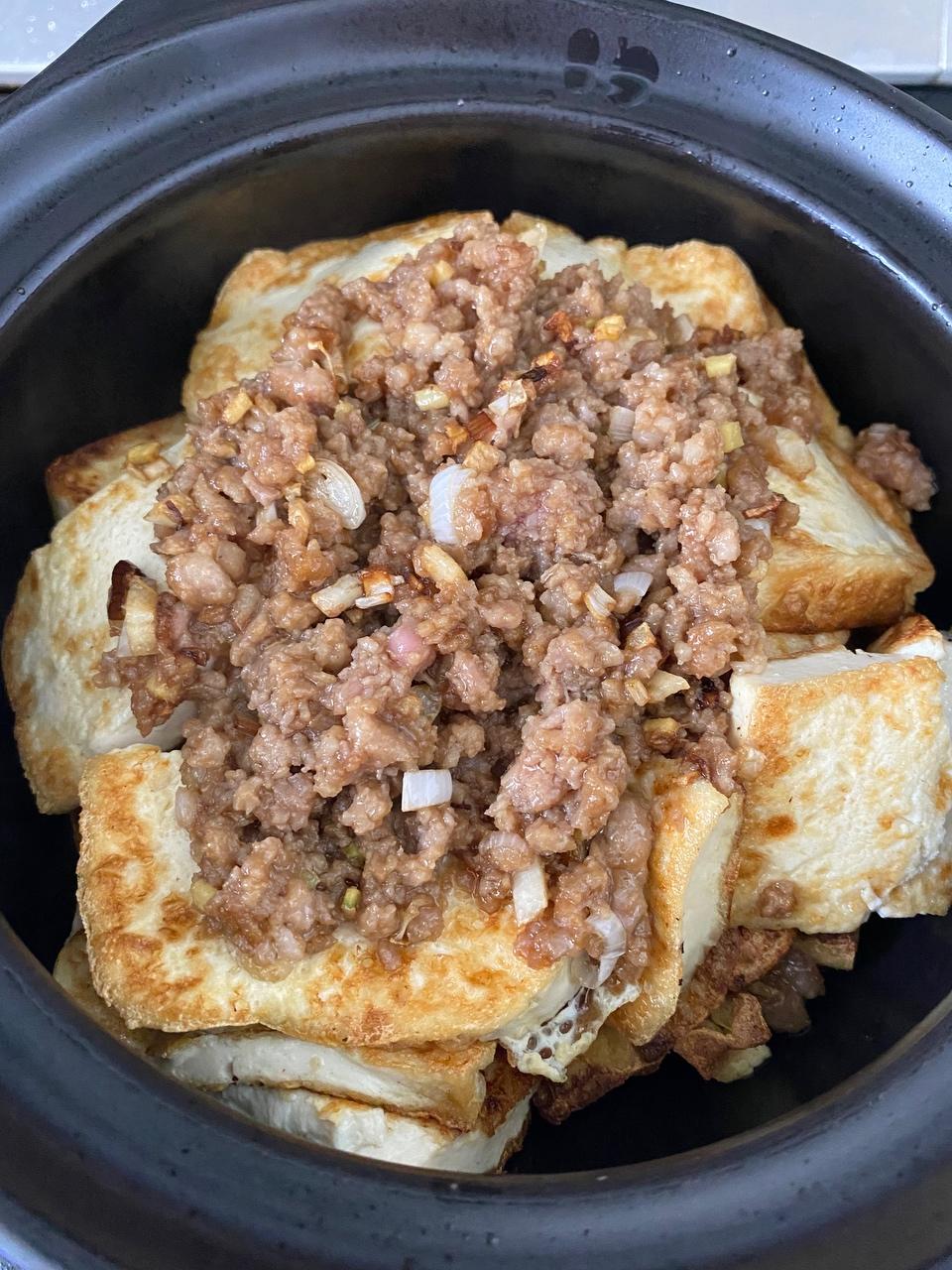 Spoon the pork over the tofu, add half a bowl