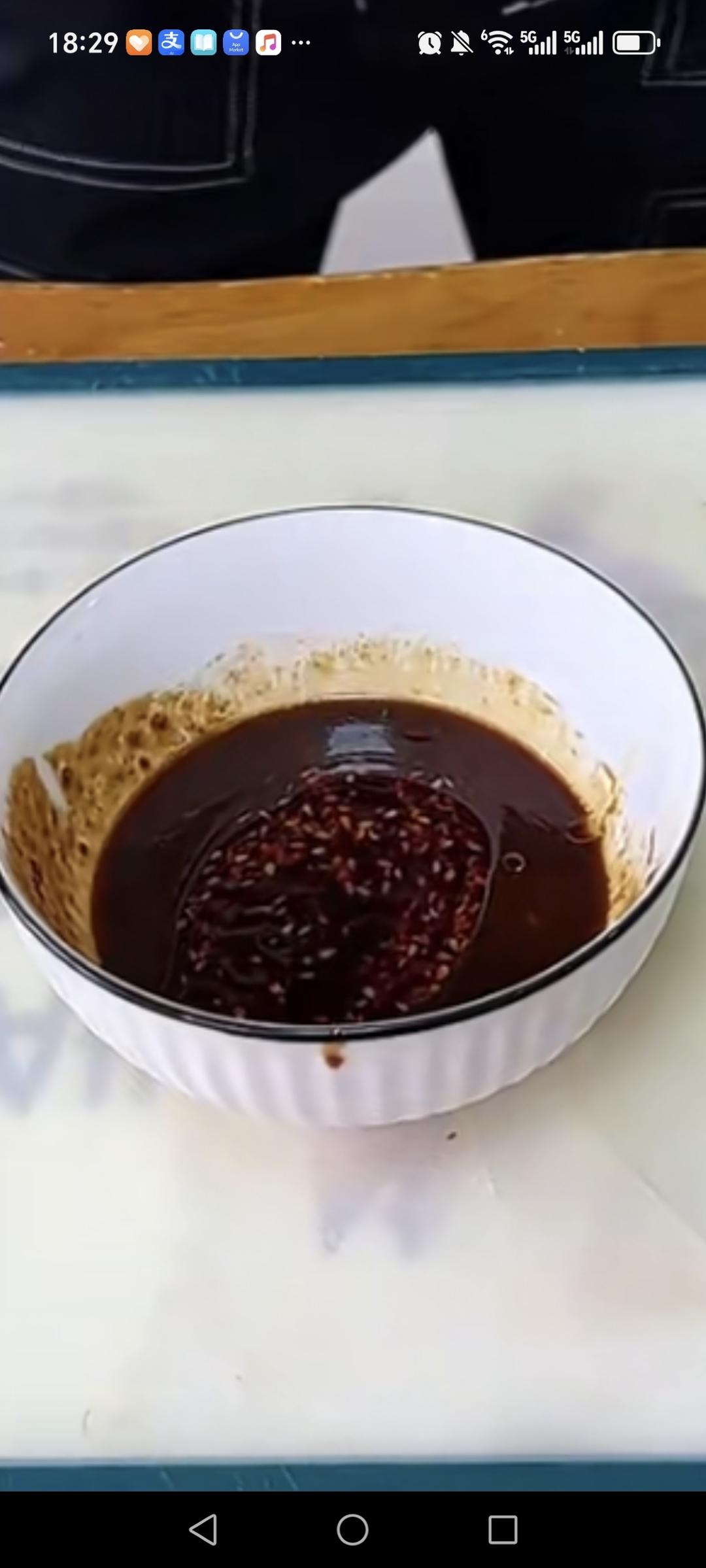 Mix the sauce: 1 spoon of light soy, 1 spoon