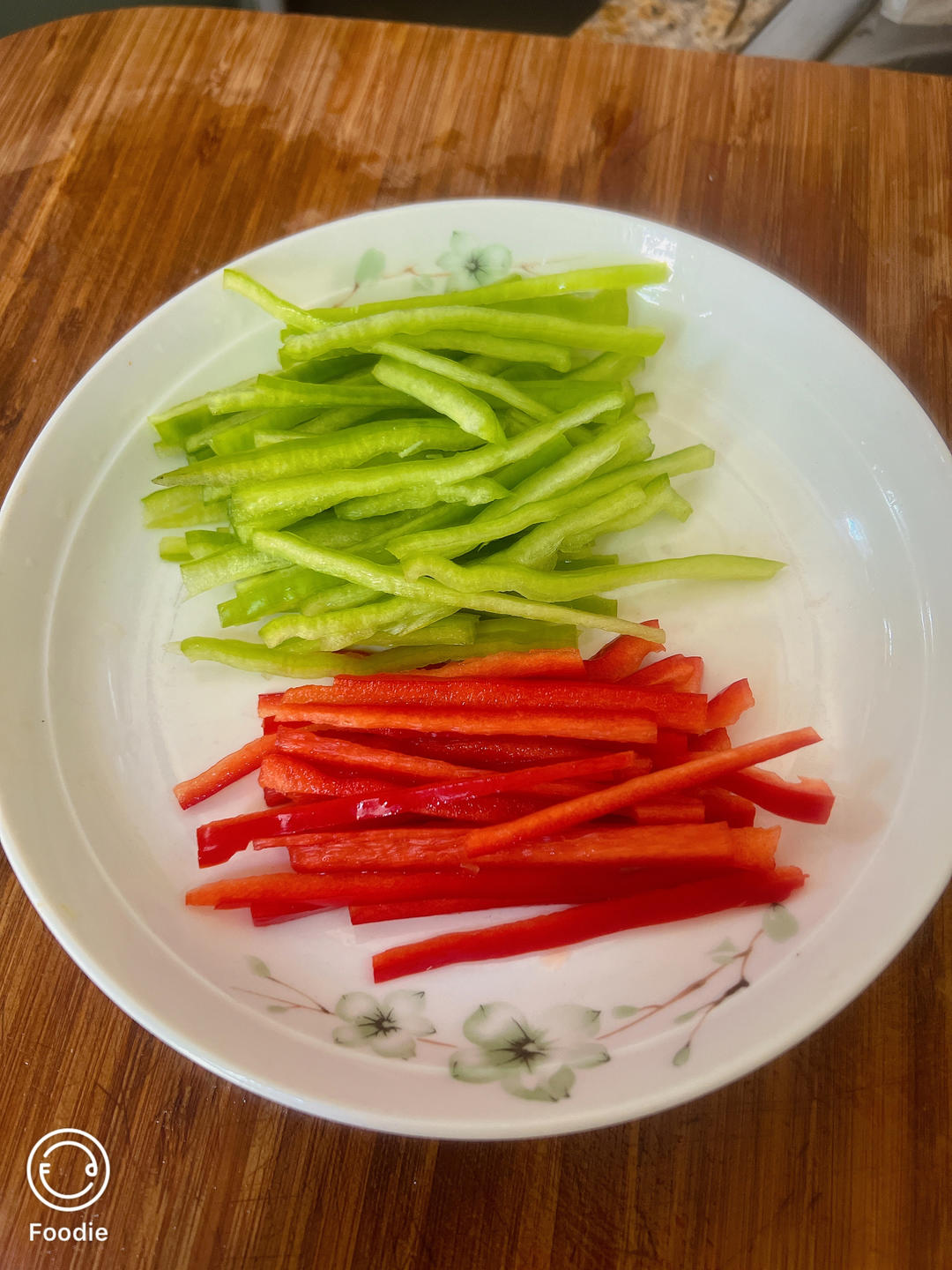 Cut the green and red pepper into shreds