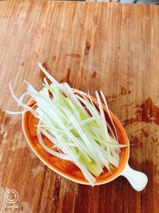 Cut the scallion into shreds