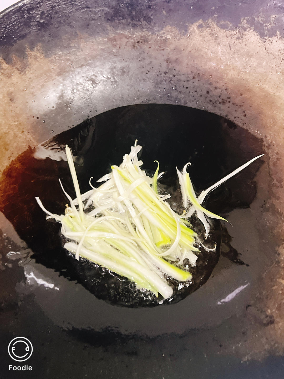 Heat oil in the pan and fry the scallion shre