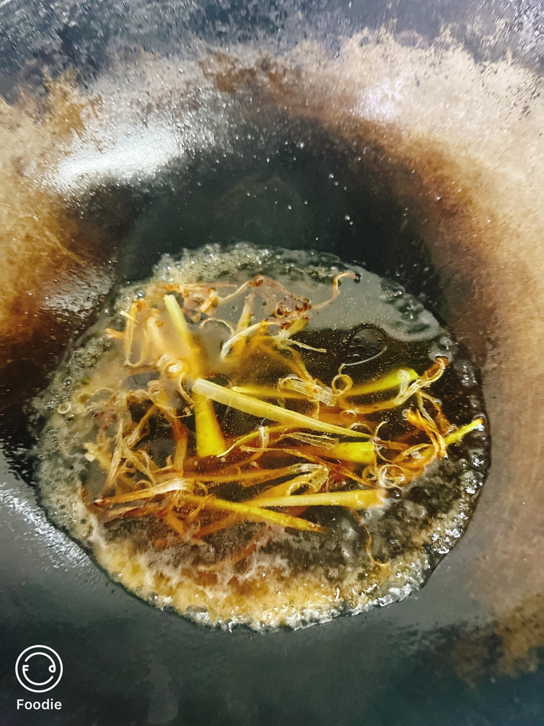 When the scallion turns slightly amber, splas