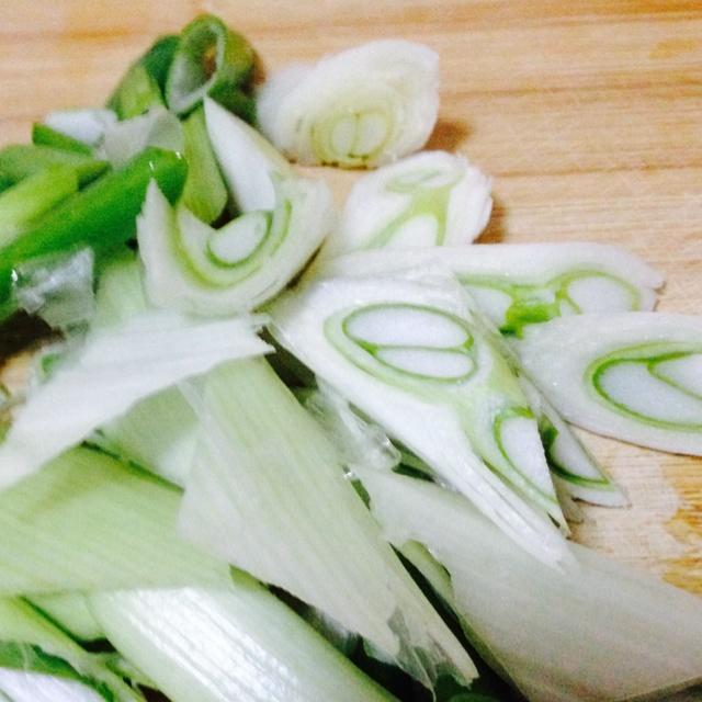 Cut the scallion on the roll