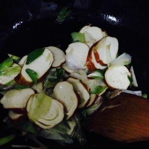 When it smells good, add the sliced suji and