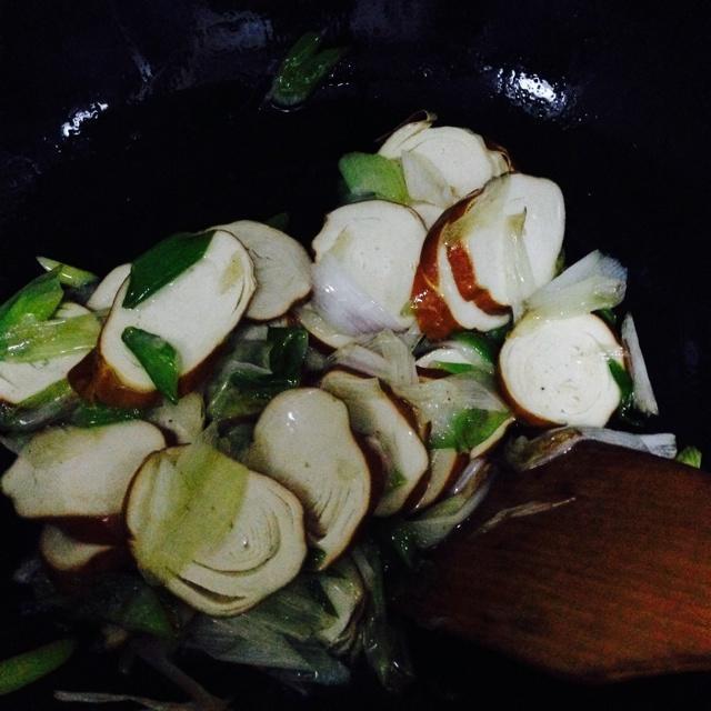 When it smells good, add the sliced suji and