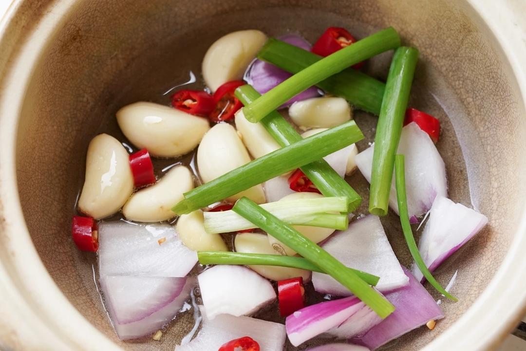 Bloom the aromatics in the clay pot