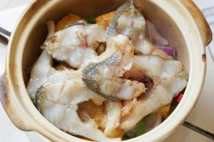 Layer the tofu and fish into the clay pot