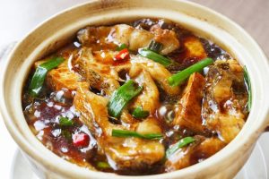 Scatter scallion over the finished clay pot