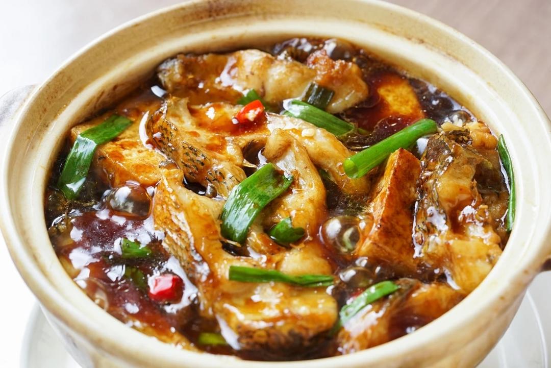 Scatter scallion over the finished clay pot