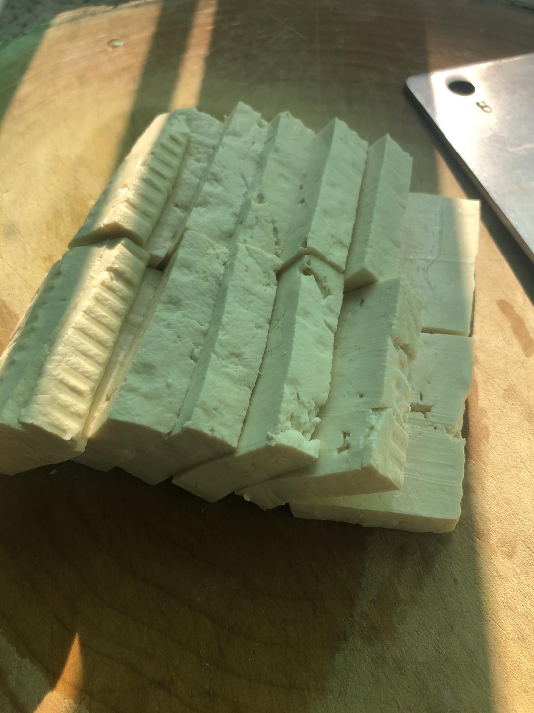 Cut the old tofu into thick pieces