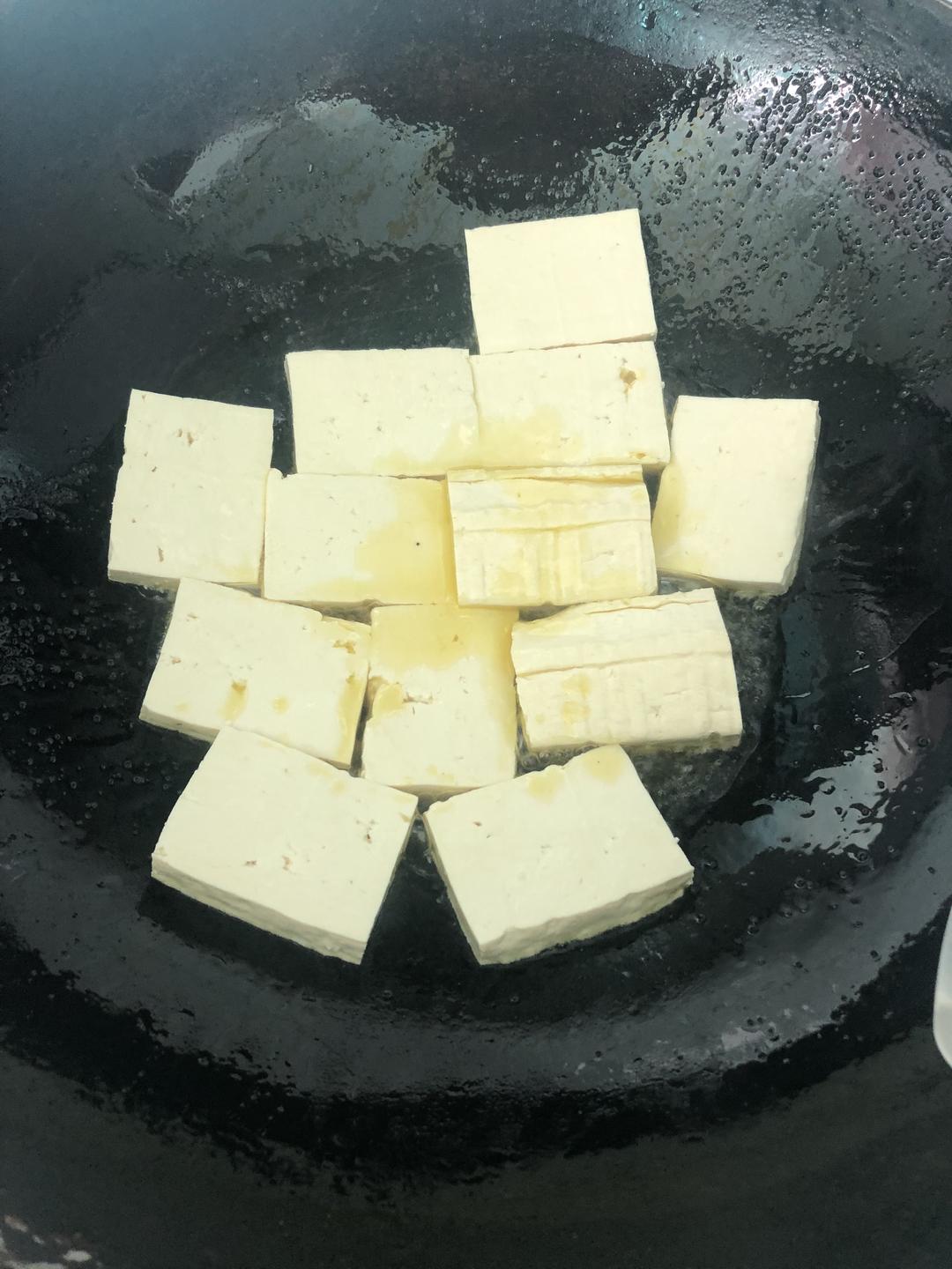 Heat oil, scatter a little salt, and lay the