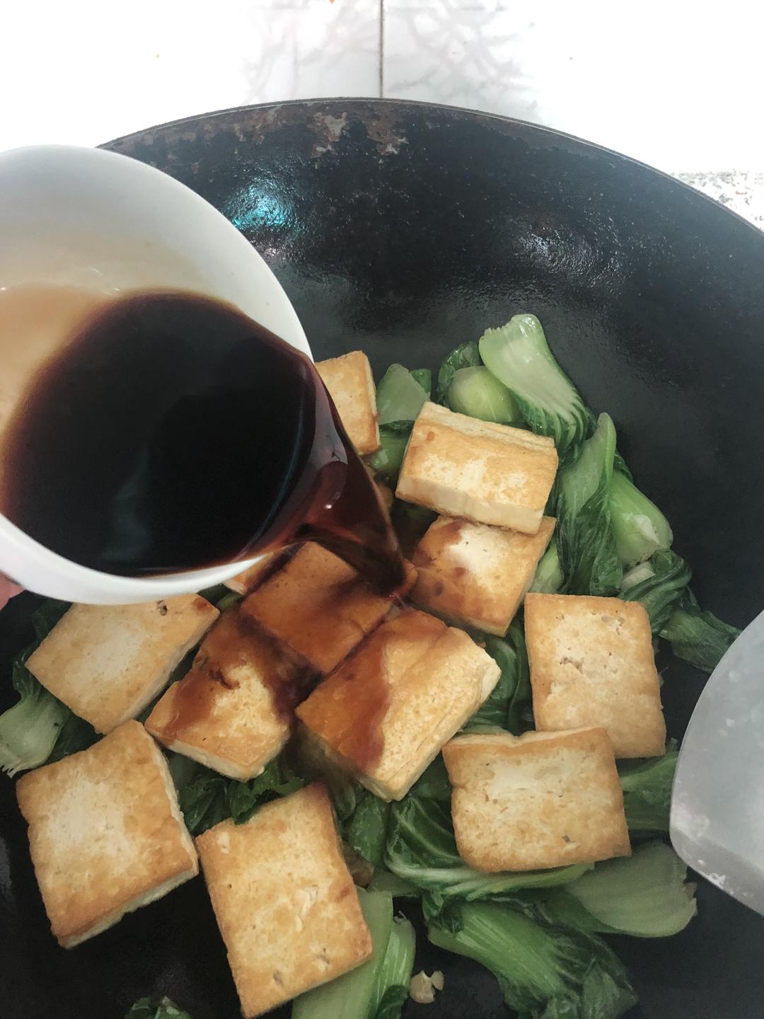 Return the tofu, pour in the sauce, boil over