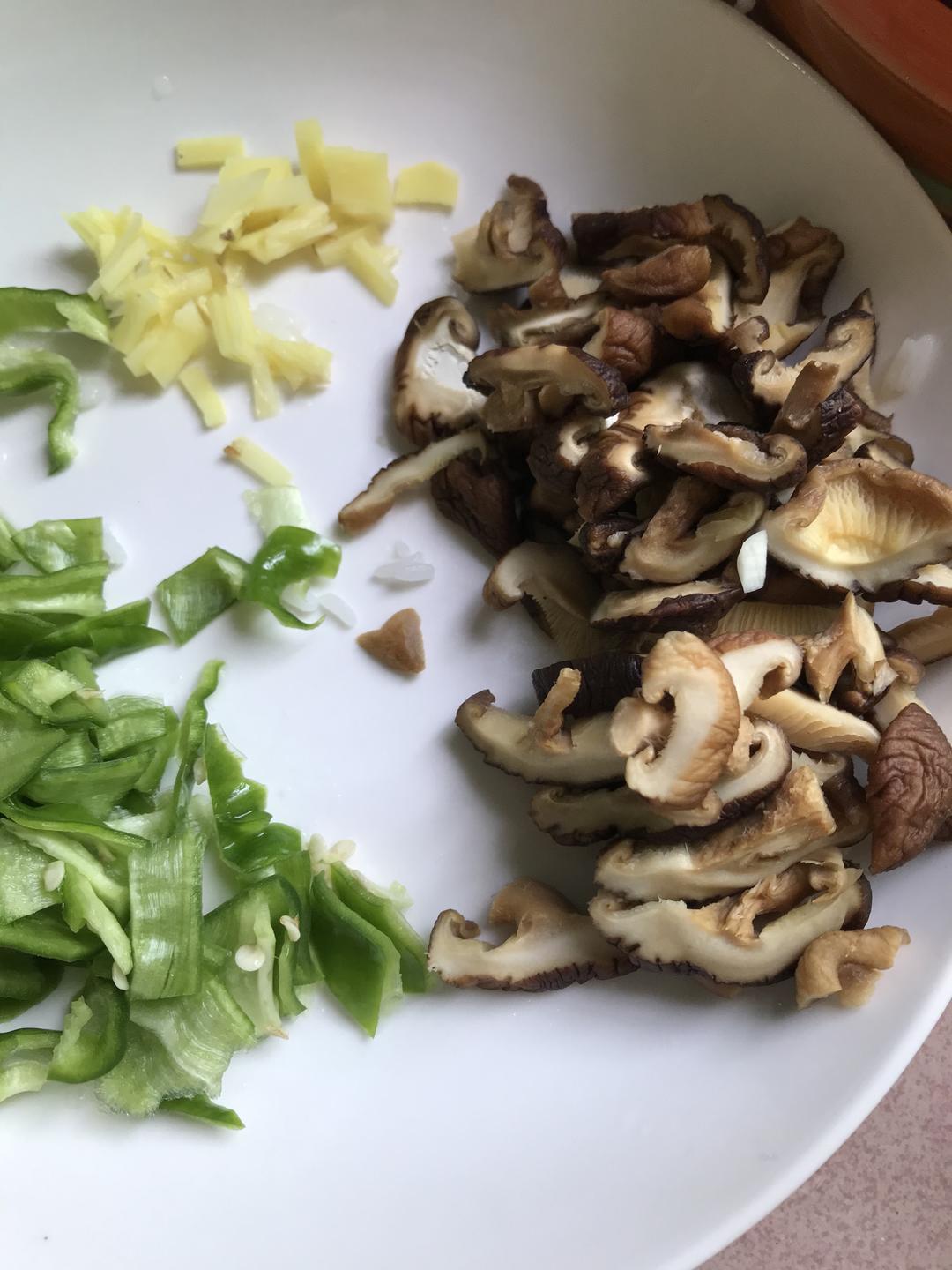 Prep the shiitake, green pepper, ginger, garl