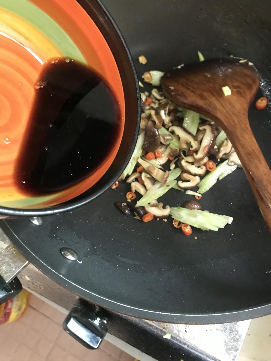 Pour in the mixed sauce