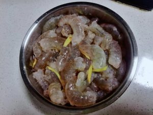 Marinate the shrimp with ginger and cooking w