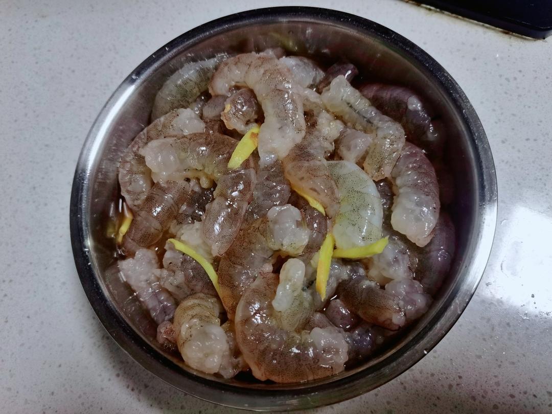 Marinate the shrimp with ginger and cooking w