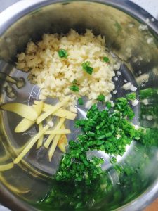Prep the ginger shreds, minced garlic, and sc