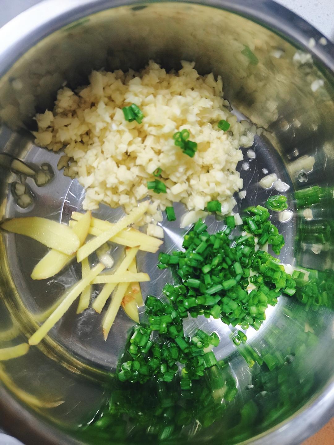 Prep the ginger shreds, minced garlic, and sc