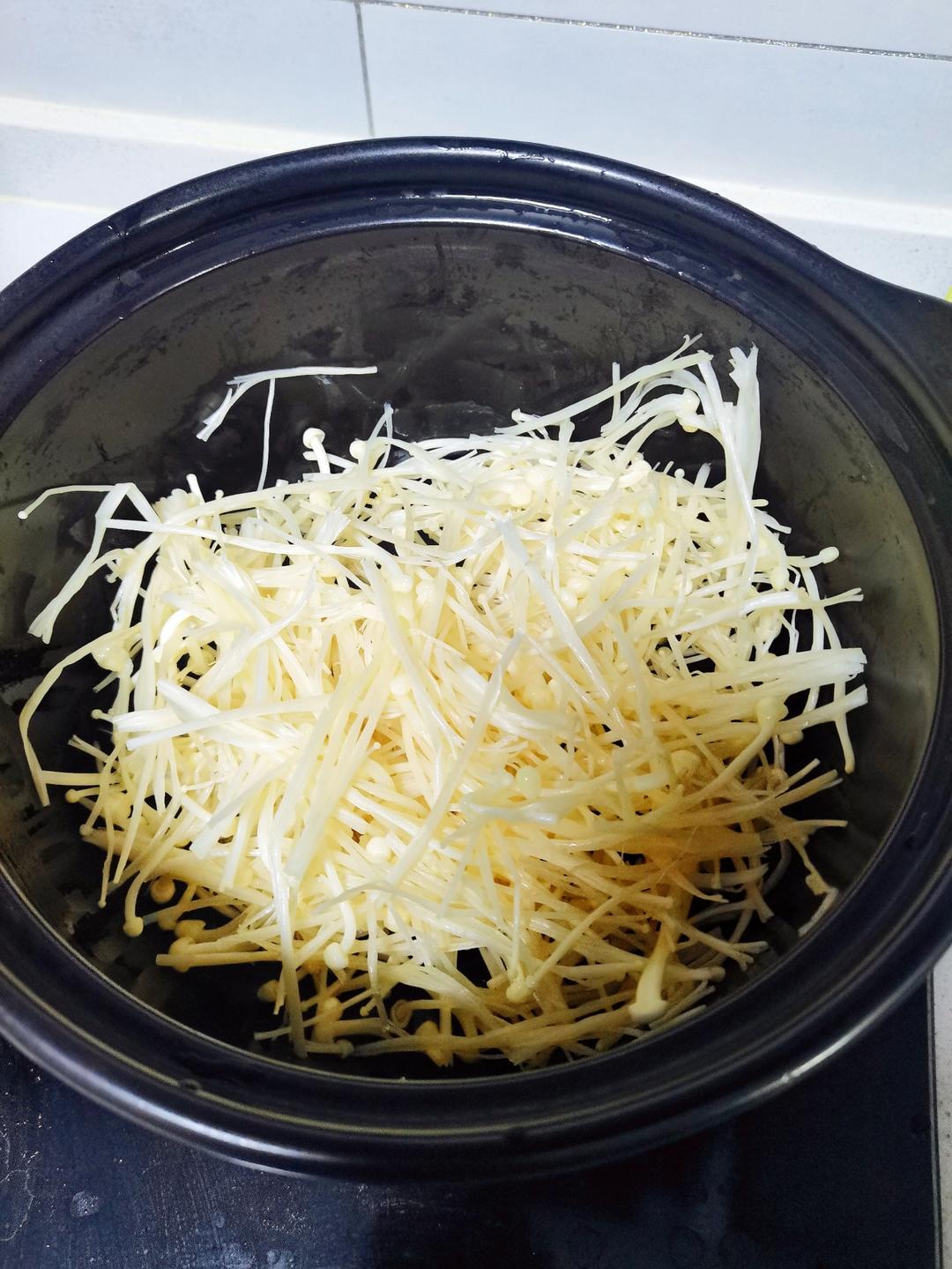 Line the clay pot with the enoki (add bean-st