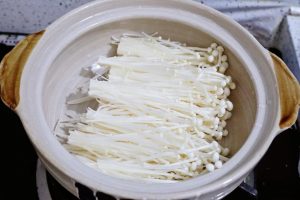 Brush the clay pot with oil and layer in the