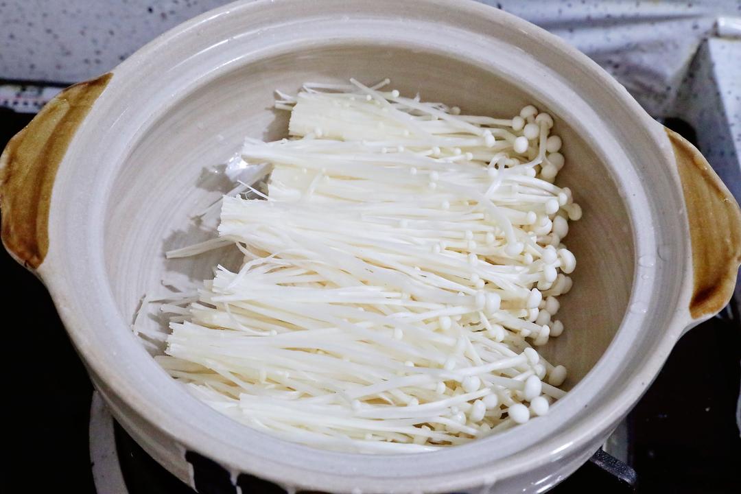 Brush the clay pot with oil and layer in the