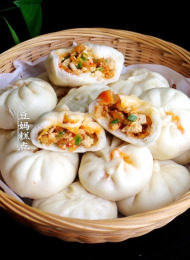 Soft steamed baozi filled with spicy tofu