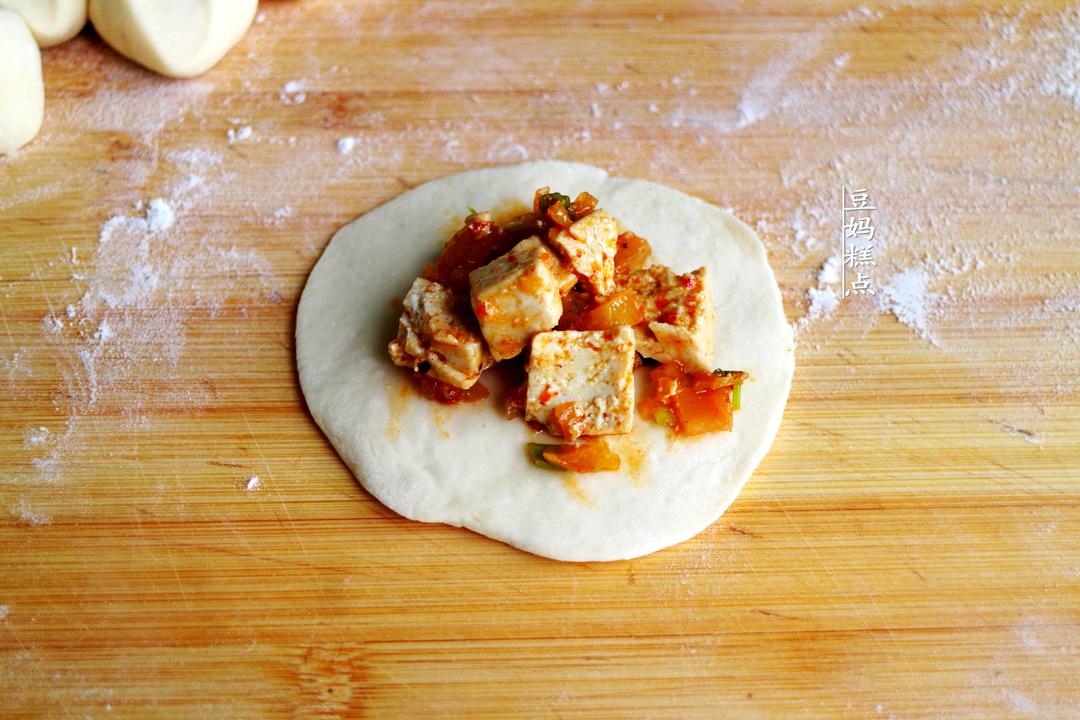 Wrap the baozi